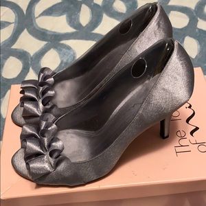 Women’s silver heels. Excellent condition. Size 7!